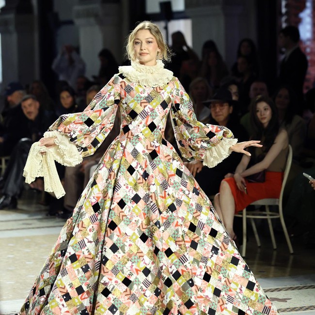 Gigi Hadid Tampil Dramatis Bak Putri Renaissance di Vogue World 2026
