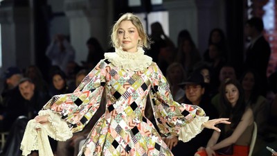 Gigi Hadid Tampil Dramatis Bak Putri Renaissance di Vogue World 2026