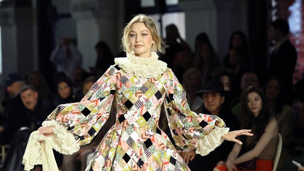 Gigi Hadid Tampil Dramatis Bak Putri Renaissance di Vogue World 2026
