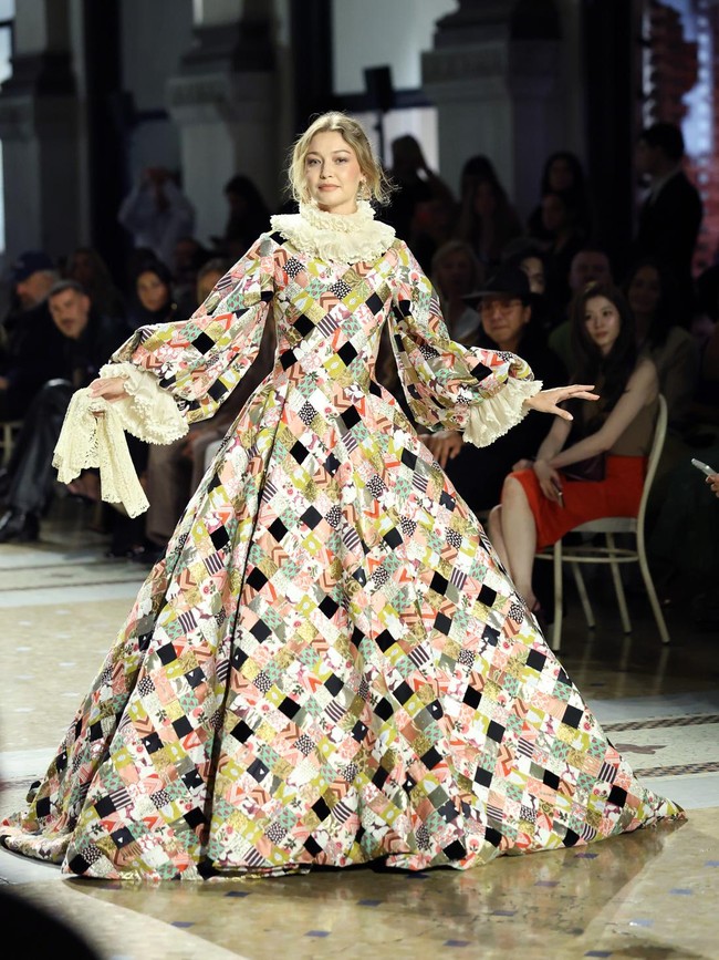 Gigi Hadid Tampil Dramatis Bak Putri Renaissance di Vogue World 2026
