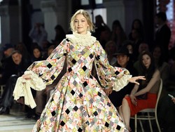 Gigi Hadid Tampil Dramatis Bak Putri Renaissance di Vogue World 2026