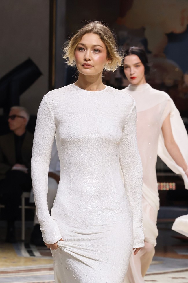 Gaun lebih simple dan sleek dengan aksen bordir serta lace di bagian hem bawah. Foto: Getty Images for Vogue/Stefania M. DAlessandro