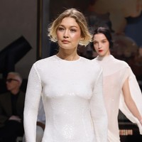 Gaun lebih simple dan sleek dengan aksen bordir serta lace di bagian hem bawah. Foto: Getty Images for Vogue/Stefania M. DAlessandro