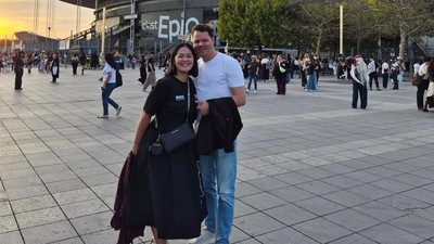 VIP Garis Keras! Gracia Indri Nonton Konser BIGBANG di Paris Ditemani Suami