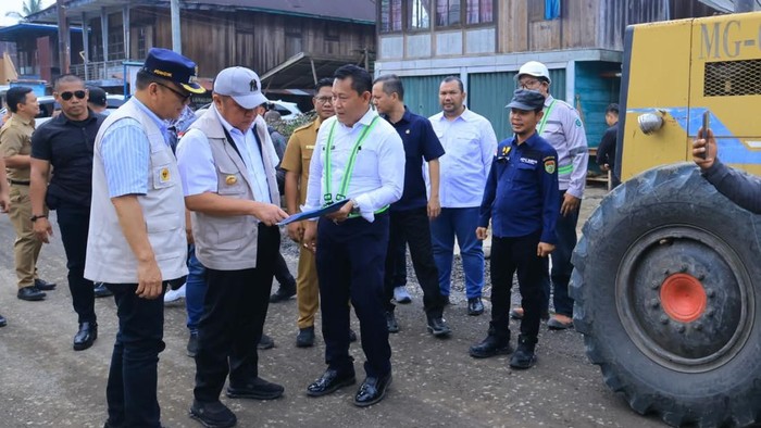 Gubernur Sumsel Herman Deru saat meninjau jalan berlubang di Empat Lawang.