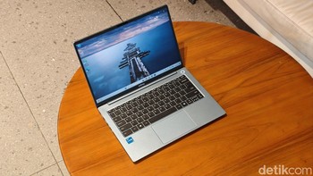 Infinix Xbook 14 Neo menjadi laptop Infinix pertama yang dibekali Folax AI untuk membantu merangkum dokumen, mencari informasi dan mengembangkan konten. Foto: Adi Fida Rahman/detikINET