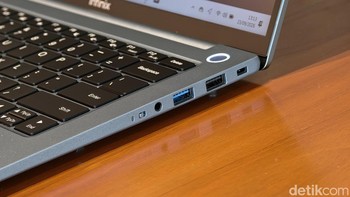 Untuk koneksi nirkabel, laptop ini sudah mendukung Wi-Fi 6 dan Bluetooth 5.2. Foto: Adi Fida Rahman/detikINET