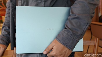 Bobot Infinix XBook 14 Neo hanya sekitar 1,2 kg, sehingga nyaman dibawa untuk bekerja atau belajar secara mobile. Foto: Adi Fida Rahman/detikINET