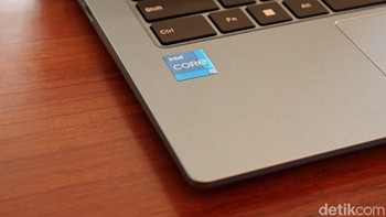 Jeroannya tersedia dalam pilihan Intel Core i3-1315U hingg Core 5 320, ditemani RAM DDR4 yang dapat di-upgrade. Foto: Adi Fida Rahman/detikINET