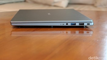 Laptop ini memiliki ketebalan sekitar 17,4 mm, cukup ringkas untuk dimasukkan ke dalam tas kerja maupun ransel. Foto: Adi Fida Rahman/detikINET
