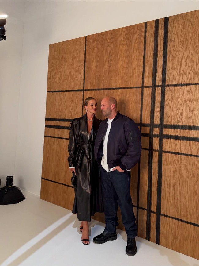 Saat Jason Statham Digandeng Rosie Huntington-Whiteley ke Acara Fashion
