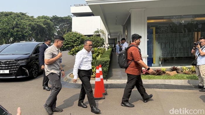 Mendiktisaintek Brian Yuliarto tiba di Kompleks Istana Jakarta, Rabu (24/9/2026).