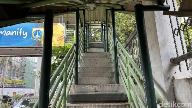 Jembatan penyeberangan orang (JPO) di Jalan Kyai Maja, Jakarta Selatan (Jaksel) kini kembali dibuka. (Adhfar/detikcom)