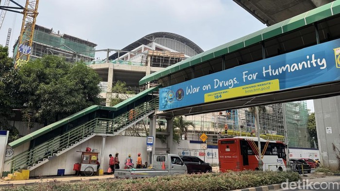Jembatan penyeberangan orang (JPO) di Jalan Kyai Maja, Jakarta Selatan (Jaksel) kini kembali dibuka. (Adhfar/detikcom)