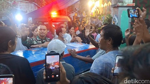 Jenazah I Putu Angga Santyana, ABKKM Virgo, tiba di rumah duka Lingkungan Seksari, Sindu, Cakranegara Utara, Kota Mataram, NTB, Rabu (23/9/2026) malam. (Foto:Nathea Citra/detikBali)