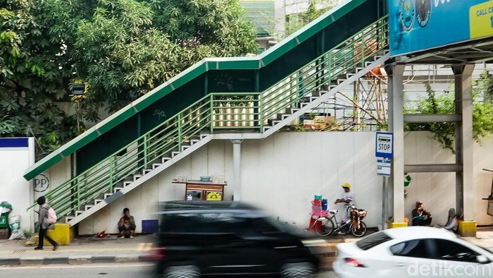Pejalan kaki melintas di JPO Jalan Kyai Maja, Kebayoran Baru, Jakarta Selatan, Rabu (23/9/2026). JPO kembali dibuka setelah menjalani perbaikan.