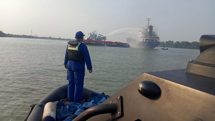 Kapal terbakar di perairan Tanjab Timur, Jambi