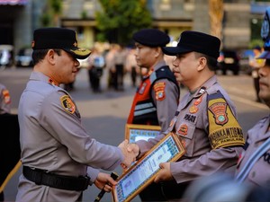 Kapolda Metro Beri Penghargaan ke 3 Personel Penolong Masyarakat