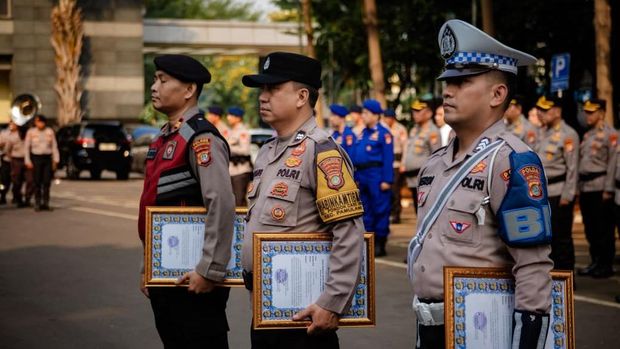 Kapolda Metro Jaya memberikan penghargaan kepada 3 personel penolong masyarakat, Rabu (23/9/2026).