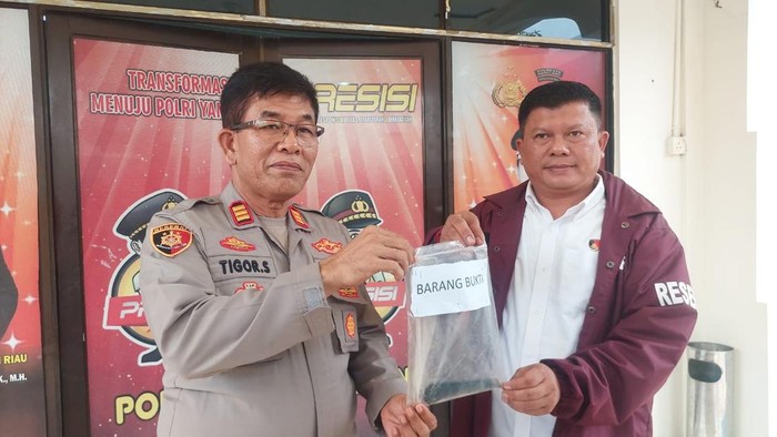 -Kapolsek Bengkong AKP Tigor Dabariba dan Kanit Reskrim saat memberikan keterangan (dok Polsek)