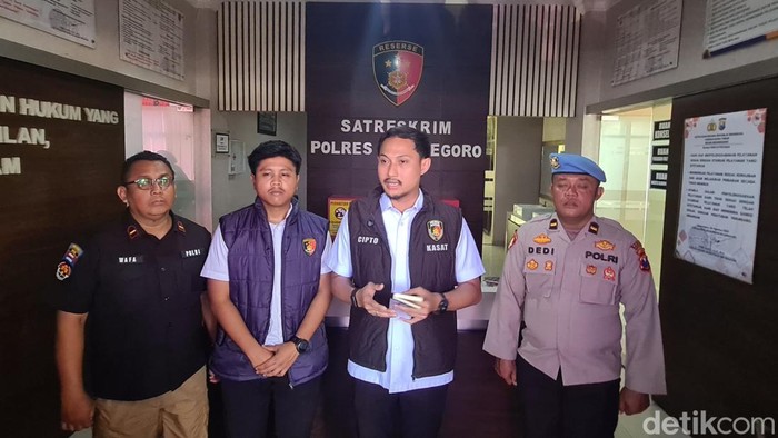 Kasat Reskrim Polres Bojonegoro AKP Cipto saat jumpa pers kasus curi dua batang kayu jati