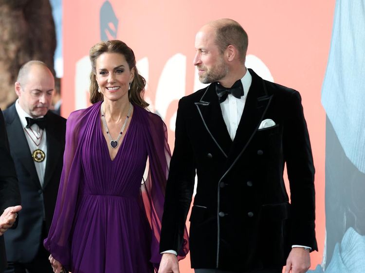 Momen Langka Kate Middleton Pakai Perhiasan Bersejarah di Premiere Digger