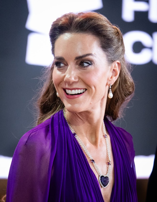 Perhatian juga tertuju pada kalung yang dikenakannya, yakni Queen Mother’s Amethyst Sautoir Necklace. Kalung memiliki rangkaian mutiara dengan liontin sebagai pusat perhatian, berupa batu amethyst berbentuk hati yang dikelilingi berlian. Foto: Samir Hussein/WireImage/Samir Hussein