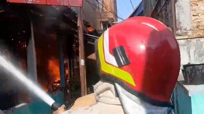 Petugas pemadam kebakaran memadamkan api di sebuah rumah di Kotagede, Kota Jogja, Rabu (23/9/2026).