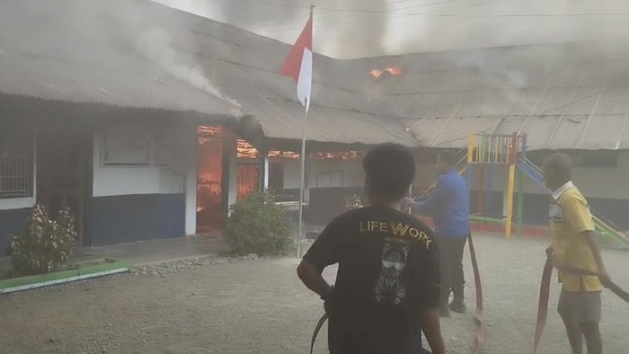 Kebakaran melanda TK Asadiyah di Sidrap, Sulsel, menghanguskan 6 ruangan akibat korsleting listrik.