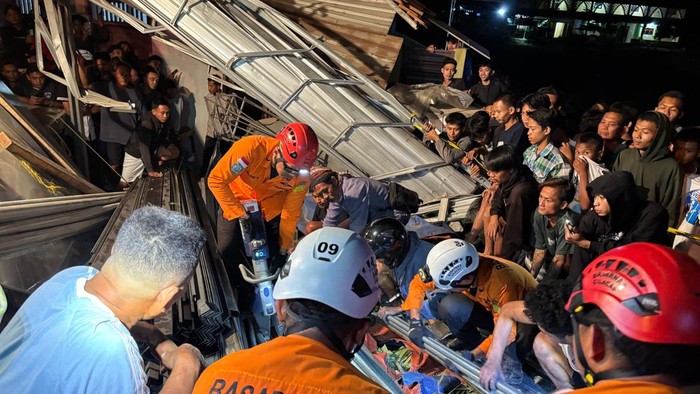 Tim SAR gabungan memotong material baja ringan yang menimpa kernet truk tronton yang mengalami kecelakaan tunggal di jalan raya Desa Kejawar, Kecamatan Banyumas, Kabupaten Banyumas, Selasa (22/9/2026) malam.