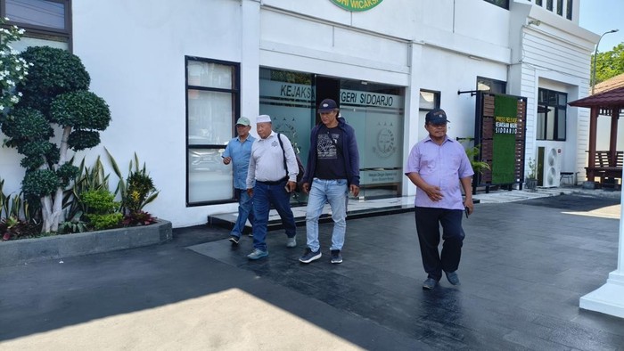Warga Damarsi saat di Kejari Sidoarjo