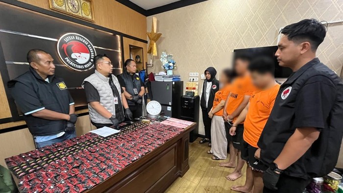 Ketiga pelaku saat diinterogasi petugas kepolisian. (Foto: dok. Polrestabes Medan)