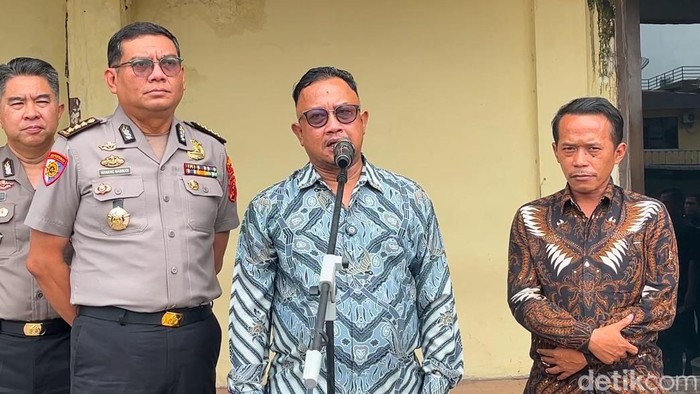 Komisioner Kompolnas Choirul Anam saat konferensi pers (Foto: Finta Rahyuni/detikSumut)