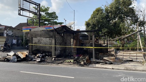 Kondisi dua toko yang hangus terbakar di Jalan Padma, Tonja, Denpasar Timur pada Rabu (23/9/2026). (Izzul Wafa/detikBali)