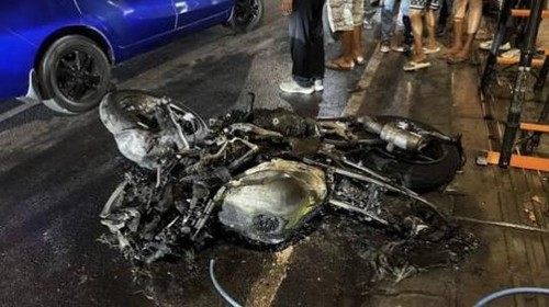 Kondisi motor WN Ukrainayang terbakar seusai terseret di aspal Jalan Pantai Berawa, Kuta Utara, Badung, Bali, Rabu (23/9/2026). (Foto: Dok. Polres Badung)