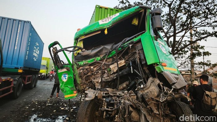 Kondisi truk terlibat kecelakaan beruntun di Jalan Yos Sudarso, Kecamatan Semarang Utara, Kota Semarang, Rabu (23/9/2026) sore.