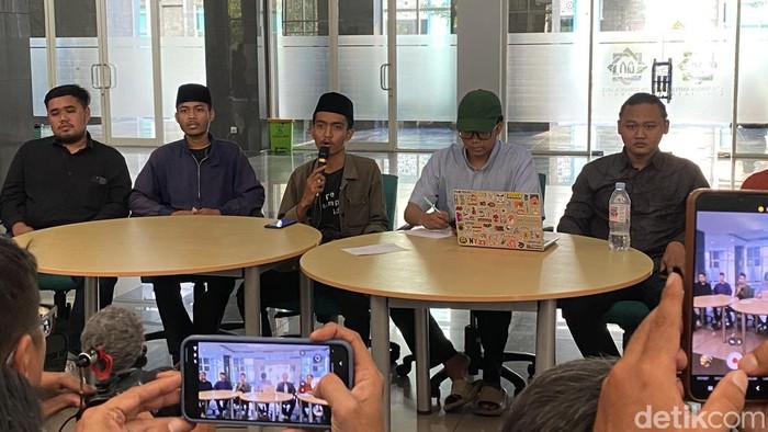 Konferensi pers Dewan Eksekutif Mahasiswa (DEMA) UIN Sunan Ampel (UINSA)