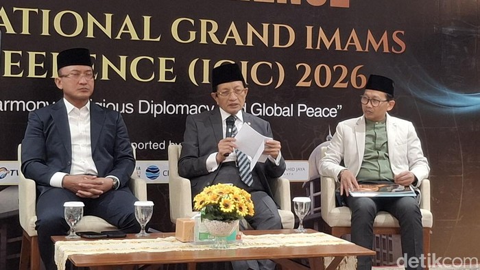 Steering Committee IGIC 2026 Sabilul Alif (kiri), Menag Nasaruddin Umar, dan Operational Committee Farid F Saenong dalam konferensi pers IGIC 2026 di Masjid Istiqlal, Jakarta Pusat, Rabu (23/9/2026).