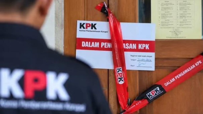 KPK menyegel lima ruangan kepala dinas di Boltara setelah Bupati Sirajudin terjaring OTT.