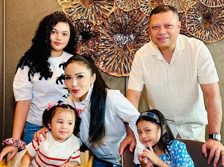 Indahnya Kebersamaan! Kris Dayanti dan Raul Lemos Ngumpul Bareng Anak-Cucu