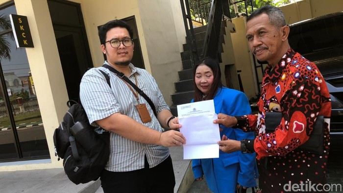 Kuasa hukum istri tersangka menunjukan bukti laporan di Mapolda DIY, Rabu (23/9).