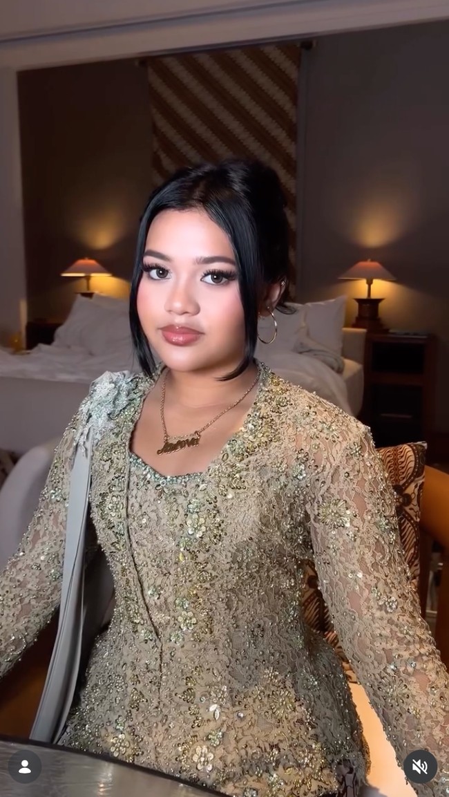 Hadiri akad nikah ayahnya, Andre Taulany dengan Amanda Rigby, Lova tampil anggun berbalut kebaya warna sage. Kebaya tersebut tampa mewah dengan dipenuhi payet serta bordir. Foto: Instagram/@dorotheasbeaautybar