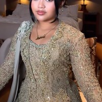 Hadiri akad nikah ayahnya, Andre Taulany dengan Amanda Rigby, Lova tampil anggun berbalut kebaya warna sage. Kebaya tersebut tampa mewah dengan dipenuhi payet serta bordir. Foto: Instagram/@dorotheasbeaautybar