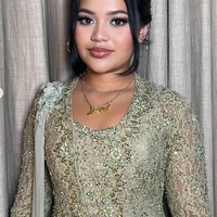 Penampilannya semakin lengkap dengan beberapa aksesori seperti kalung dan anting. Lova tampak mengenakan kalung dengan tulisan namanya. Sementara untuk anting ia memilih sepasang anting hoop yang juga berwarna silver, senada dengan kalungnya. Foto: Instagram/@dorotheasbeaautybar