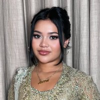 Penampilan Lova makin memukau dengan riasan glam look hasil tangan MUA Dorothea. Bagian matanya tampak tajam dengan bulu mata panjang dan tebal serta riasan smokey eyes. Foto: Instagram/@dorotheasbeaautybar
