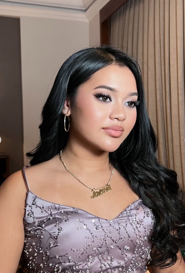 Berbeda dengan tampilan sebelumnya, kali ini Lova memilih membiarkan rambut panjangnya terurai dengan model curly.  Foto: Instagram/@dorotheasbeaautybar