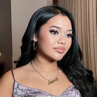 Berbeda dengan tampilan sebelumnya, kali ini Lova memilih membiarkan rambut panjangnya terurai dengan model curly.  Foto: Instagram/@dorotheasbeaautybar
