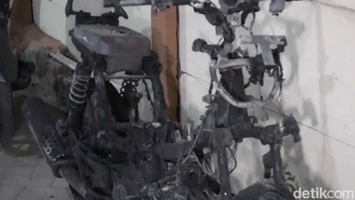 Mahasiswa UNM bakar motor senior gegerap diperlakukan tidak pantas.