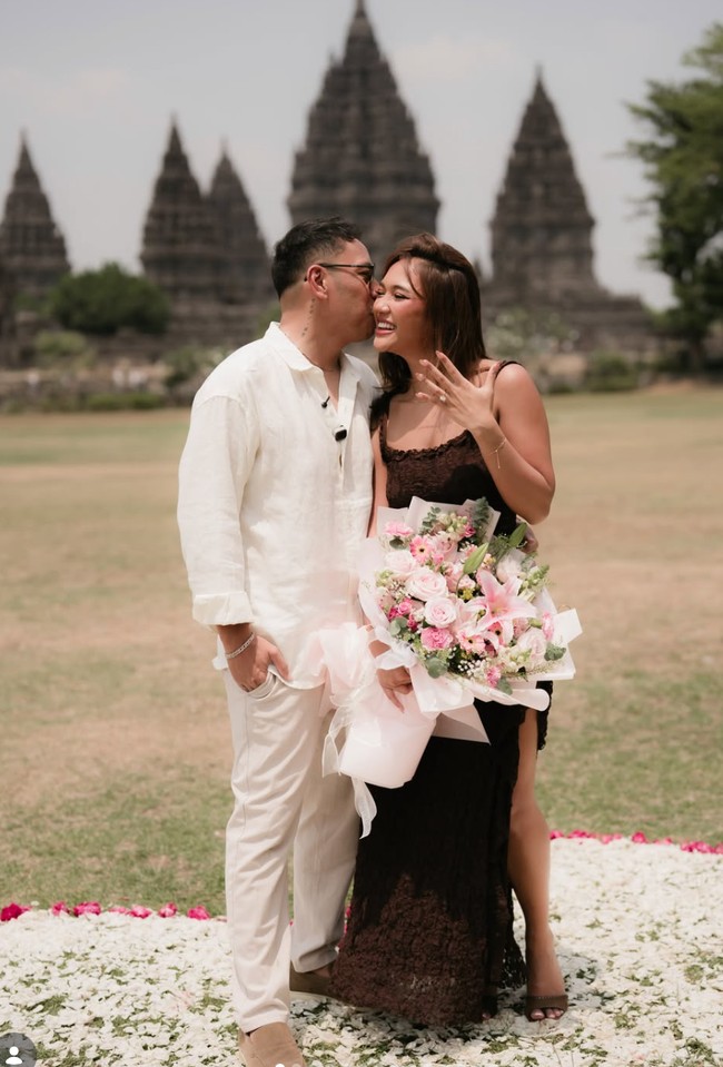 Marion Jola membagikan kabar bahagia dirinya dilamar sang kekasih, Denis Talakua, melalui akun Instagramnya. to love like this forever, were so engaged! tulis keterangan dalam unggahannya. Foto: Instagram/@lalamarionmj
