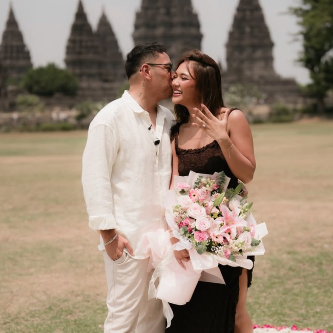 7 Potret Romantis Marion Jola Dilamar Kekasih, Mesra di Depan Candi Prambanan